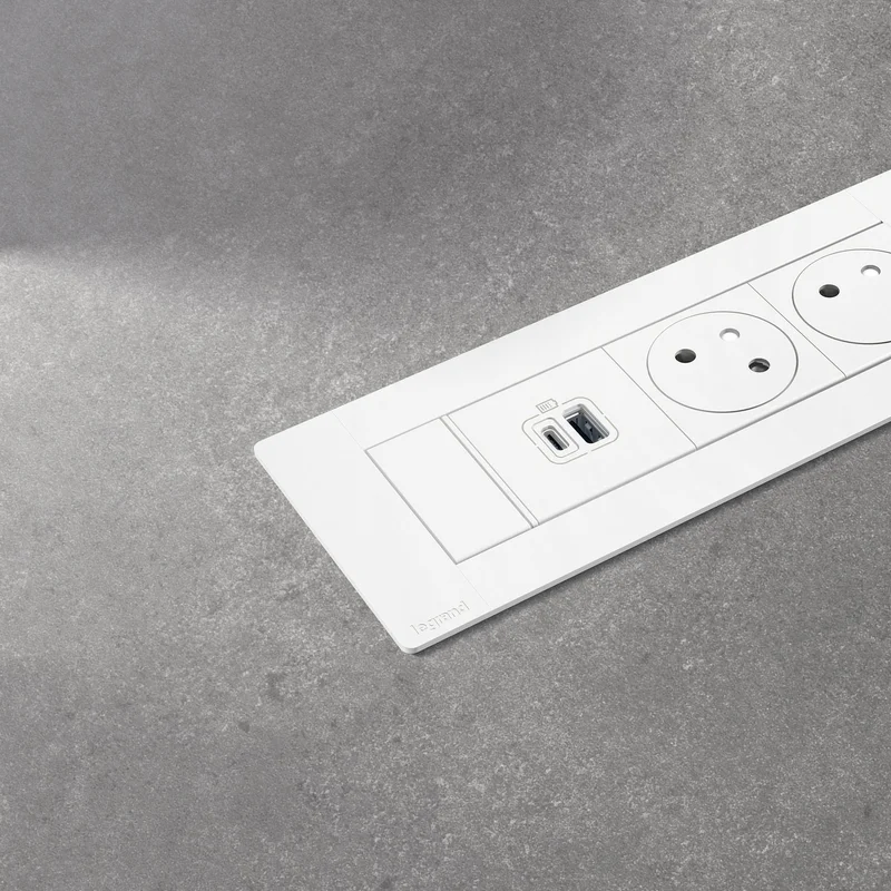 Мебелна кутия Legrand Incara, с 6 модула, 2x2P+E, USB A+C, 15 W, черна