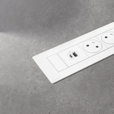 Мебелна кутия Legrand Incara, с 6 модула, 2x2P+E, USB A+C, 15 W, черна