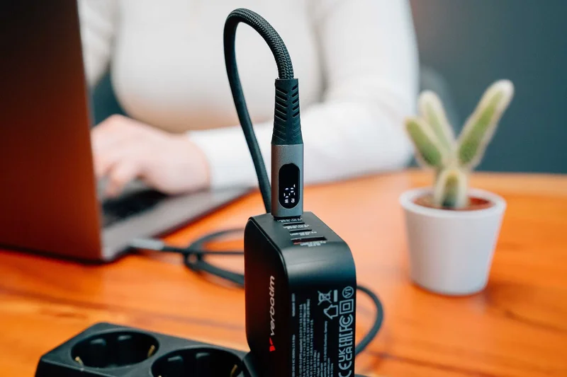 Кабел Verbatim Sync & Charge, USB Type-C към USB Type-C, с дисплей, 100 W, 120 cm