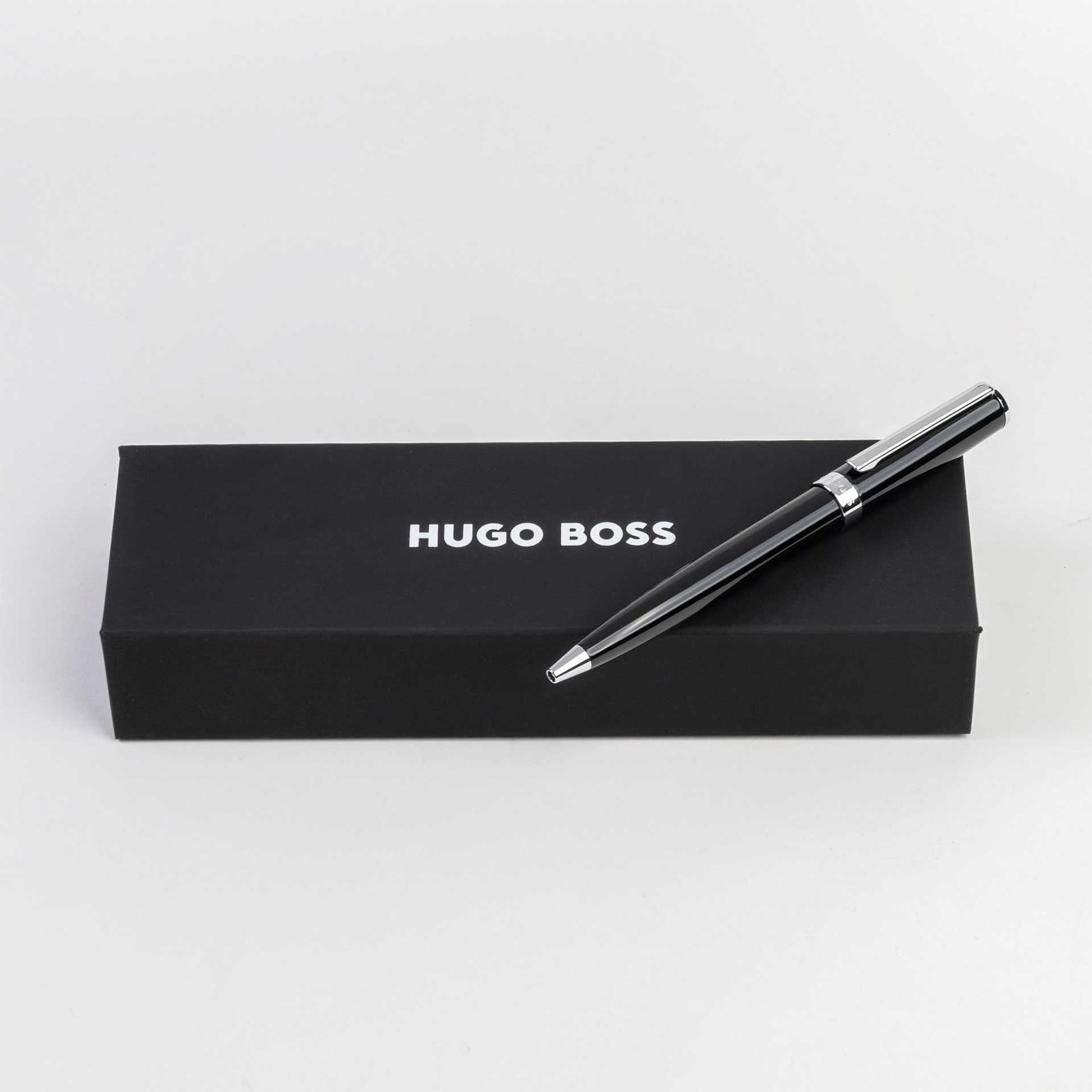 Hugo Boss Химикалка Gear Icon, черна