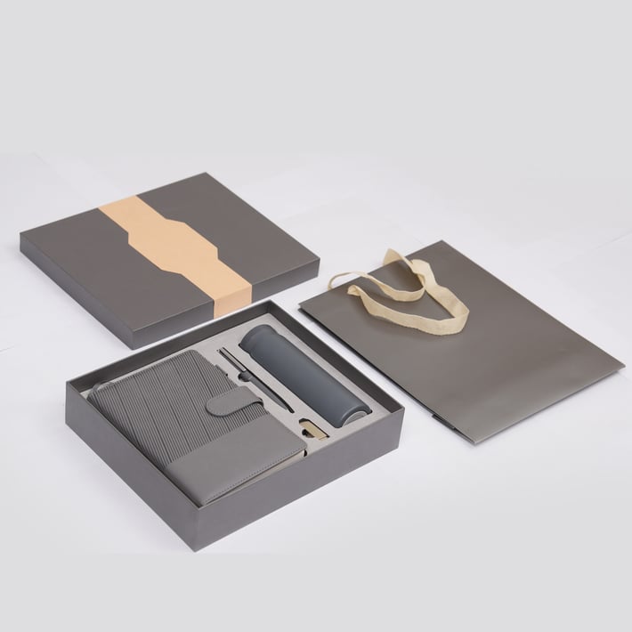 Комплект Welcome, тефтер, бутилка, химикалка и USB флаш памет, в кутия