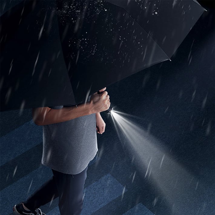 Чадър Flashlight, автоматичен, диаметър 102 cm, дръжка-фенер, син