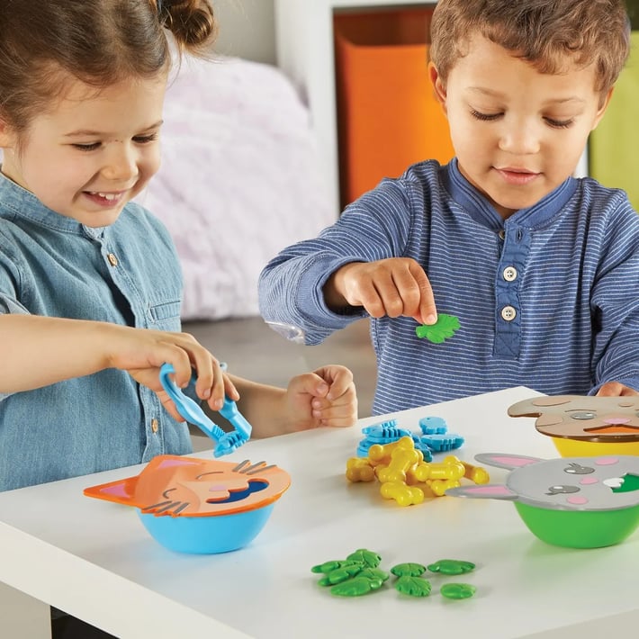 Learning Resources Игра за фина моторика - Храни приятелите